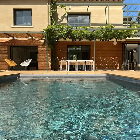 Entre Sel Et Ciel 2 Maisons 2 Caractères 1 Piscine 1 Boulodrome 2 Ascenseurs
