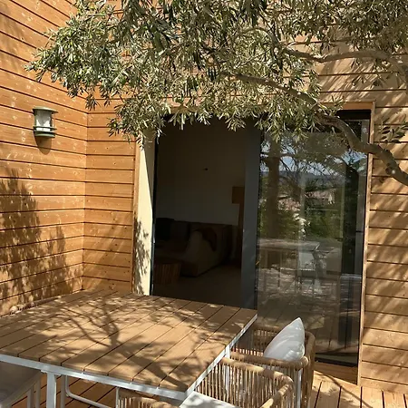 Entre Sel Et Ciel 2 Maisons 2 Caractères 1 Piscine 1 Boulodrome 2 Ascenseurs *
