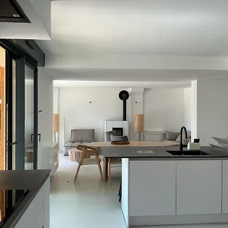 Entre Sel Et Ciel 2 Maisons 2 Caractères 1 Piscine 1 Boulodrome 2 Ascenseurs *
