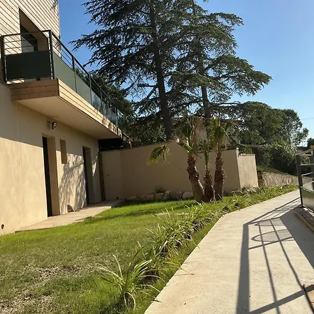 Entre Sel Et Ciel 2 Maisons 2 Caractères 1 Piscine 1 Boulodrome 2 Ascenseurs Hébergement de vacances *
