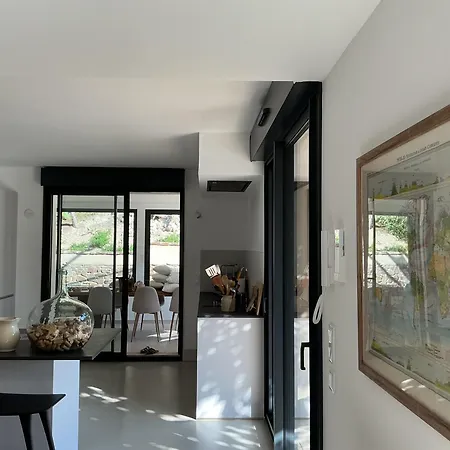 Entre Sel Et Ciel 2 Maisons 2 Caractères 1 Piscine 1 Boulodrome 2 Ascenseurs Hébergement de vacances