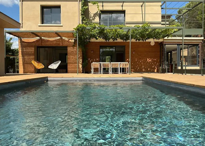 Entre Sel Et Ciel 2 Maisons 2 Caracteres 1 Piscine 1 Boulodrome 2 Ascenseurs