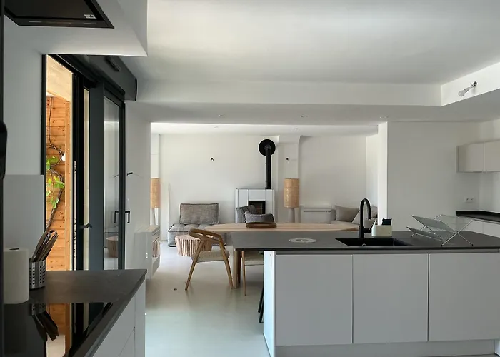 Entre Sel Et Ciel 2 Maisons 2 Caracteres 1 Piscine 1 Boulodrome 2 Ascenseurs *