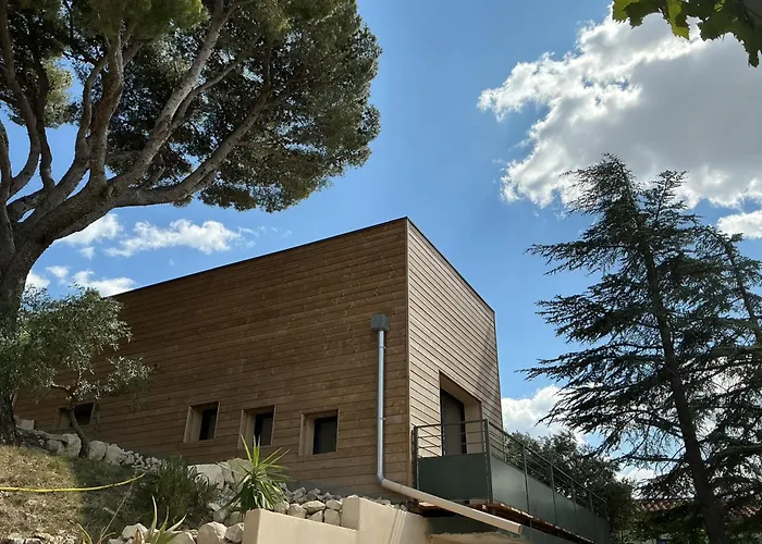 Entre Sel Et Ciel 2 Maisons 2 Caracteres 1 Piscine 1 Boulodrome 2 Ascenseurs
